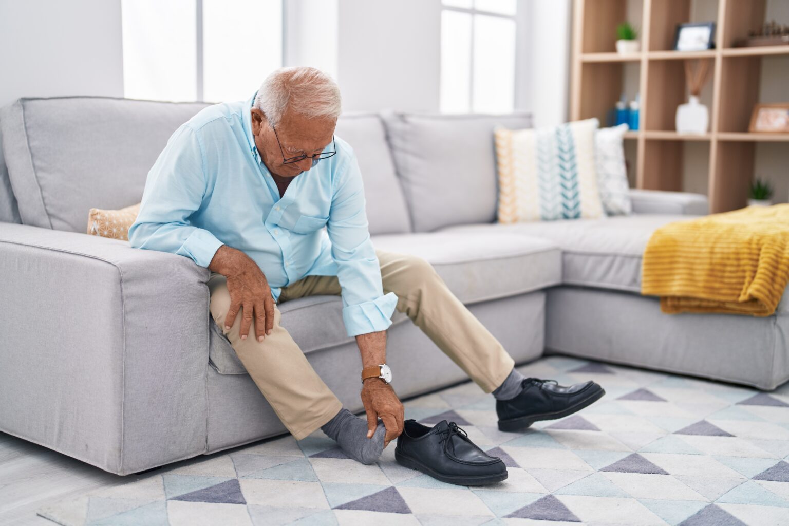 swollen-feet-in-elderly-people-reasons-and-symptoms